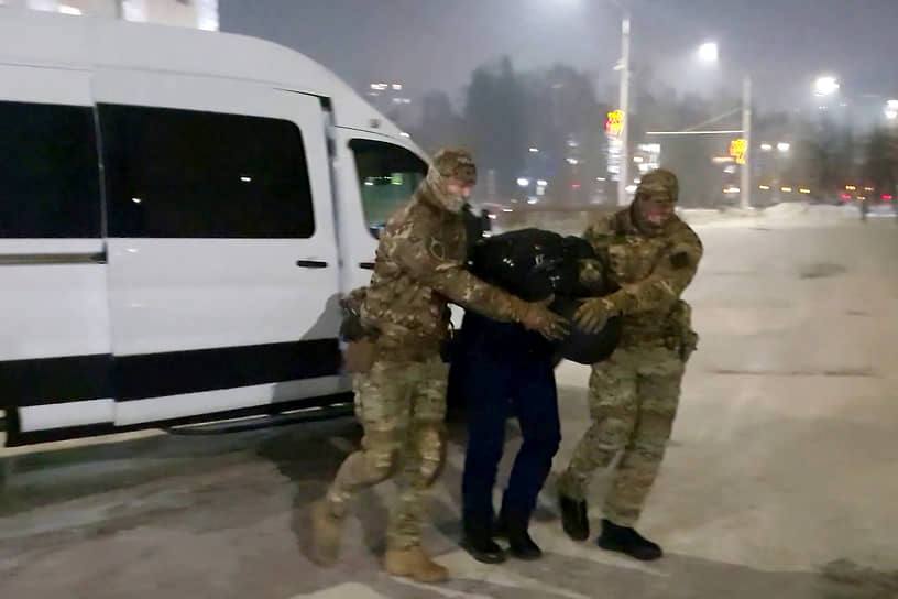 20 летнего жителя Башкирии отправили в колонию за призывы вступить в ВСУ Ишимбайский городской суд в Башкирии вынес приговор 20 летнему жителю Ишимбая по делу о призывах к осуществлению деятельности направленной против безопасности России Суд и следствие установили что в феврале прошлого года парень разместил видео в мессенджере Telegram В нем он призывал жителей Украины и других враждебно настроенных к России государств а также подписчиков канала вступать в Вооруженные силы Украины и в третью отдельную штурмовую бригаду относящуюся к ВСУ Свою вину фигурант дела признал частично Он сообщил что за два года до задержания вступил в Telegram канал вел переписки и общался в чате до марта 2025 года Подсудимый заявил что поддерживал Украину но не призывал никого к действиям против безопасности России Суд признал его виновным и приговорил к четырем годам лишения свободы Отбывать наказание парню предстоит в колонии общего режима Он может обжаловать приговор РБК Уфа в Telegram РБК Уфа в MAX