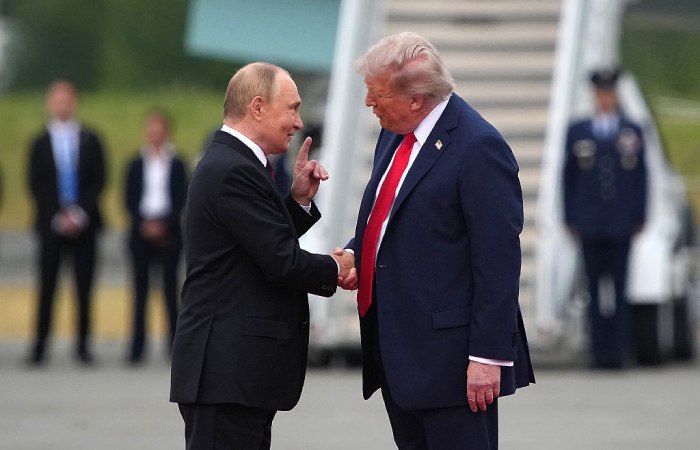 США и Россия работают над новым планом украинского урегулирования Axios Администрация президента США Дональда Трампа тайно консультируется с Россией разрабатывая новый план украинского урегулирования сообщает Axios со ссылкой на официальных американских и российских представителей По данным собеседников портала план состоит из 28 пунктов по четырем составляющим мир на Украине гарантии безопасности безопасность в Европе и будущие отношения Вашингтона с Москвой и Киевом Американский чиновник сообщил изданию что спецпосланник Трампа Стив Уиткофф который руководит разработкой плана подробно обсудил его со спецпредставителем президента РФ Кириллом Дмитриевым в ходе его визита в Майами в конце октября Дмитриев в беседе с Axios выразил оптимизм по поводу шансов сделки на успех По его мнению в отличие от предыдущих попыток на этот раз мы чувствуем что позиция России действительно услышана Фото Andrew Harnik Getty Images interfaxonline