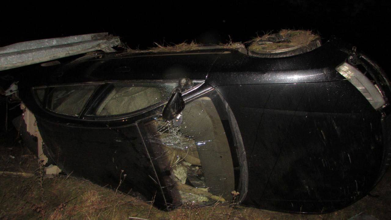 В Рышканском районе в ДТП погибла 23 летняя девушка еще одна пострадала 25 летний водитель после аварии сбежал Уже известно что водительских прав у него не было По предварительным данным он не справился с управлением из за высокой скорости и врезался в парапет