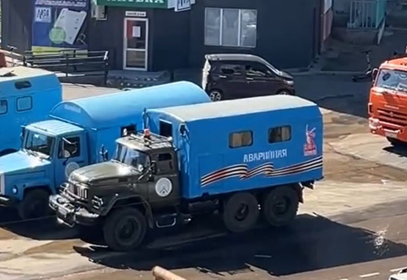 15 домов остались без воды из-за аварии в Улан-Удэ В Улан-Удэ из-за аварии на водопроводе, случившейся сегодня утром на улице Краснофлотская, без холодной воды остались 15 многоквартирных домов и ТРЦ People s Park. Сейчас на месте происшествия работает дежурная бригада «Водоканала». Сотрудники предприятия продолжают откачку воды, разлившуюся по улицам. #Бурятия Подробности в «Номер один» Сообщить нам свою новость можно по кнопке: Письмо в редакцию