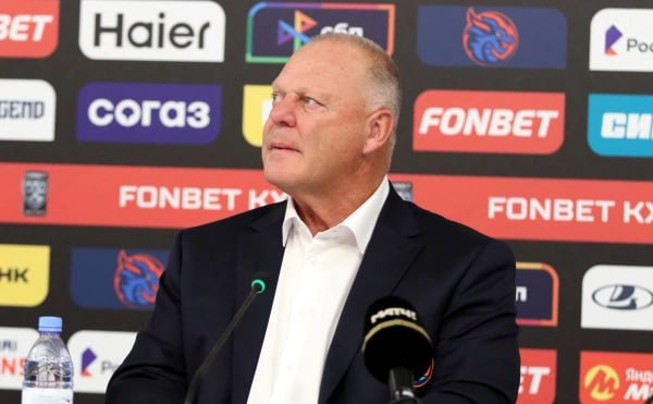 Главный тренер Шанхай Дрэгонс Жерар Галлан пропустит предстоящий матч против петербургского СКА по состоянию здоровья сообщает пресс служба китайского клуба Исполнять обязанности главного тренера во время игры будет Майк Келли В официальном заявлении команды пожелали Галлану здоровья и скорейшего возвращения к работе Шанхай Дрэгонс занимают девятое место в Западной конференции с 39 очками после 38 матчей Команда одержала лишь одну победу в шести последних играх СКА располагается на седьмой позиции набрав 45 очков Матч состоится 30 декабря на СКА Арене в Санкт Петербурге Global Look Press Подписаться на РБК Спорт