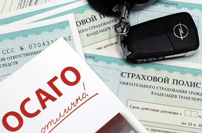 Выплаты по ОСАГО вырастут до 2 млн рублей Правительство РФ поддержало законопроект об увеличении максимальной компенсации по ОСАГО Документ разработал глава думского комитета по финансовому рынку Анатолий Аксаков Сейчас за вред жизни и здоровью по ОСАГО можно получить не более 500 тысяч рублей за ущерб имуществу 400 тысяч Новый лимит в 2 млн рублей уравнивает выплаты по автогражданке с теми что предусмотрены для перевозчиков пассажиров ОСГОП Например если такси попадает в аварию с пассажиром страховка выше чем когда тот же автомобиль попадает в ДТП без заказа Несоразмерность решили устранить Однако кабмин предложил перенести дату вступления поправок на 1 марта 2027 года Все из за ростаос страховой премии по ОСАГО в среднем на 8 что потребует перераспределения бюджетных средств Отсрочка позволит заложить нужные параметры при формировании бюджетов Концепцию законопроекта в правительстве поддержали Теперь слово за Госдумой  Обратная связь  Подписаться  Подписаться в MАХ