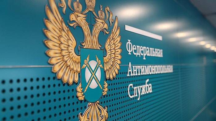 УФАС начала проверку по факту картельного сговора в отношении скандальноого и мутного ООО "Ариал" - фирмы, которая построила в Ленинаване модульное здание школы и выиграло торги на строительство детского сада на территории школьного стадиона. В рамках проверок сотрудники антимонопольного ведомства «провели осмотры территорий и помещений, осуществили копирование документов и информации у проверяемых лиц». Компания «Ариал» уже выигрывала конкурсы на постройку модульных школ , в частности, в хуторе Красный Крым Мясниковского района за 713 млн рублей. Работы были завершены в декабре 2023 года., а 2 сентября в правительстве региона сообщили об открытии модуля. В прошлом году компания «Ариал» снова выиграла конкурс на строительство модульного здания для школы № 13 на 400 учащихся, и снова в Мясниковском районе, на этот раз, в хуторе Ленинаван. Цена контракта составила почти 832 млн рублей. Согласно контракту, двухэтажное модульное здание школы подрядчик должен построить к 1 апреля 2025 года. Какие ещё договорённости у этой фирмы с чиновниками Мясниковского района - предстоит выяснить правоохранительным органам.