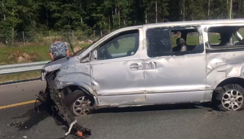 Тела граждан Узбекистана, погибших в жутком ДТП на М-12 в Нижегородской области, доставят на родину  Президент республики Шавкат Мирзиёев распорядился, чтобы это было сделано в кратчайшие сроки. Вопрос находится на особом контроле у посольства и правительства страны.   Напомним, что авария произошла на трассе в Навашинском округе 1 сентября. 32-летний водитель минивэна не справился с управлением и влетел в отбойник. В результате машина, в которой ехали 11 узбекистанцев, опрокинулась. В ДТП погибли 8 человек, четверых госпитализировали. По факту ДТП расследуется уголовное дело.