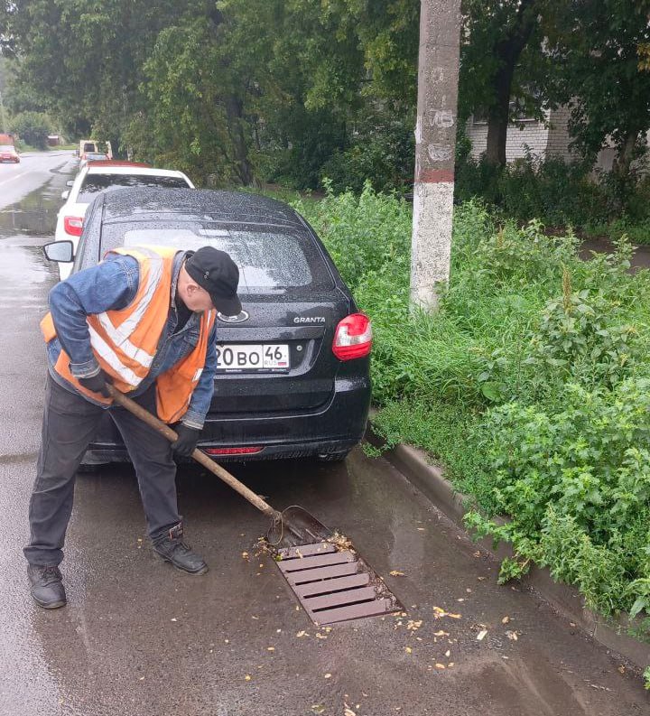 Дорожные службы, несмотря на пасмурную, дождливую погоду, продолжают приводить в порядок дороги города. Об этом сообщили в комитете ЖКХ. Во всех районах областного центра проводятся работы по покосу травы вдоль дорог, а также по очистке прибордюрной зоны от мусора и грунтовых наносов. Также специалисты прочищают ливневые канализации после дождя. Всего в дневную смену на дорогах города задействовано 59 дорожных рабочих и 52 единицы техники.