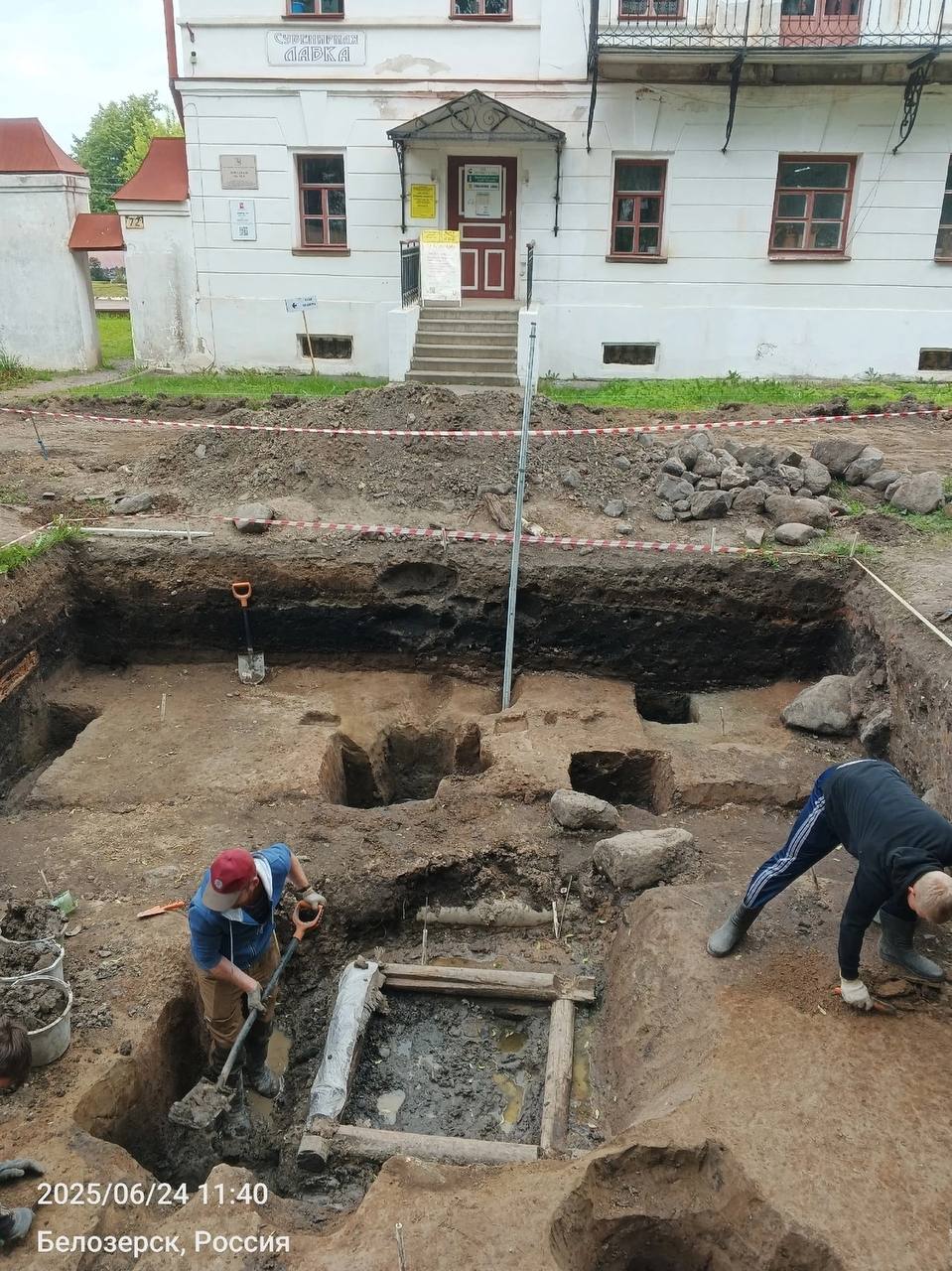 Белозерск удивляет: археологи нашли настоящее историческое богатство.  Прямо в центре города, напротив «Центра ремесел», исследователи обнаружили старый колодец. Его вырыли еще в XVIII веке. Глубина — около двух метров. Также нашли монеты времен Екатерины II.   Кстати, именно по ее указу в 1777 году город Белоозеро переименовали в Белозерск, который стал уездным городом Новгородской губернии.  Фото: Белозерские Вести.
