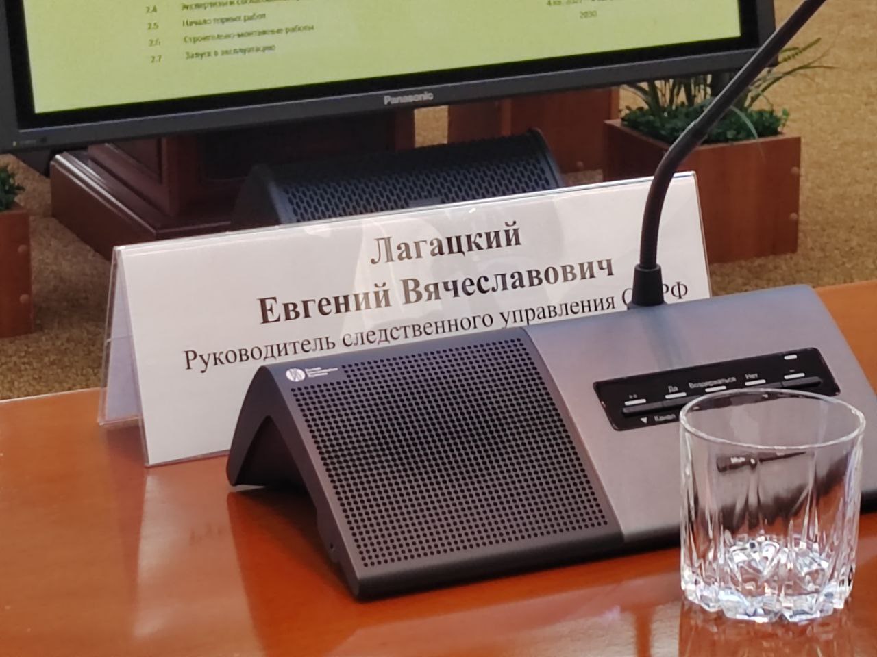 Последнего участника банды доставили в Бурятию из Беларуси Как сообщили в Следкоме Бурятии мужчину разыскивали несколько лет и наконец задержали в аэропорту Беларуси при попытке вылететь на территорию иностранного государства Следствием установлено что обвиняемый и пятеро его приятелей являлись представителями уголовно преступной среды В апреле 2021 года в селе Багдарин они угрожая физическим насилием и нанеся побои потребовали у местного жителя безвозмездно передать в их собственность здание станции технического обслуживания стоимостью 2 млн рублей В ответ предприниматель открыл огонь из автоматического оружия и смертельно ранил постороннего человека За совершенное преступление стрелявший был осужден и сейчас отбывает наказание Также к уголовной ответственности были привлечены пятеро лиц вымогавших у него имущество и совершивших другие преступления Обвиняемому же удалось скрыться В настоящий момент дело передано в суд Фото Новая Бурятия