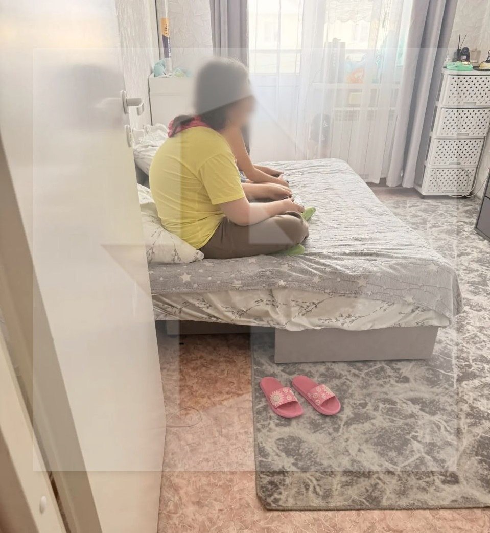Мать заперла в квартире на полтора года 11 летнюю дочь доведя её до тяжёлого состояния СК по Сахалинской области возбудил уголовное дело По версии следствия мать не ухаживала за дочерью не занималась её воспитанием и ограничивала её свободу Ведомство также возбудило уголовное дело о халатности в отношении должностных лиц органов системы профилактики Устанавливаются все обстоятельства случившегося Как пишут в местных СМИ запертая в квартире девочка не училась в школе и не принимала душ Она всё время проводила в кровати даже ела лёжа из за чего сильно ослабли мышцы Детский омбудсмен Любовь Устиновская в своём Telegram канале сообщила что на данный момент девочка проходит необходимое лечение и обследование в медучреждении Организованы юридические процедуры направленные на передачу девочки под опеку её старшей сестры РЕН ТВ в Telegram в MAX