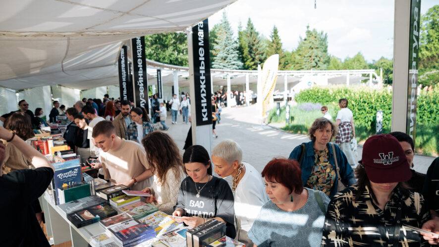 Крупный книжный фестиваль пройдет в Казани на выходных Летний книжный фестиваль «Смены» пройдет 14–15 июня на 3 площадках в Казани — в парке «Черное озеро», Национальной библиотеке Татарстана и в самом центре современной культуры «Смена». Как сообщают организаторы, фестиваль откроется книжной ярмаркой. Здесь будут представлены книги более 100 издательств. В рамках образовательной программы запланирована лекции о литературе, искусстве и культуре. Спикерами станут российские ученые, работники культуры и медиаменеджеры. Также будут организованы занятия для детей. На разных площадках Казани пройдут выставки книг, современного искусства и казанского авангарда. Также будет реализована инклюзивная программа для глухих и слабослышащих посетителей. При поддержке Института развития городов Татарстана представят проект о культуре ответственного отношения к домашним животным «Дог-френдли Татарстан». KazanFirst в бот