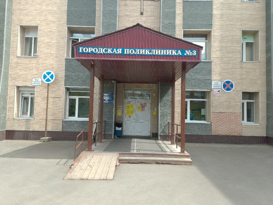 На Камчатке в городской поликлинике №3 сегодня провели обыск Сегодня утром сотрудники правоохранительных органов провели масштабную операцию в Петропавловск-Камчатской городской поликлинике №3. По оперативным данным, группа медработников в сговоре с выходцами из Северного Кавказа организовала преступную схему по изготовлению и продаже поддельных медицинских справок и больничных листов. В ходе обысков были изъяты компьютеры, печати и бланки документов. По предварительной информации, клиентами преступной группы стали более 100 человек не только с Камчатки, но и из других регионов России. Поддельные документы использовались для получения рецептурных препаратов, оформления льгот и уклонения от работы. Правоохранительные органы возбудили уголовное дело по статье о мошенничестве в особо крупном размере, которое предусматривает до 10 лет лишения свободы. На данный момент официальные комментарии следственных органов отсутствуют. Это уже второй подобный случай в регионе за последний год. В 2024 году была разоблачена аналогичная преступная группа в одной из частных клиник краевого центра.