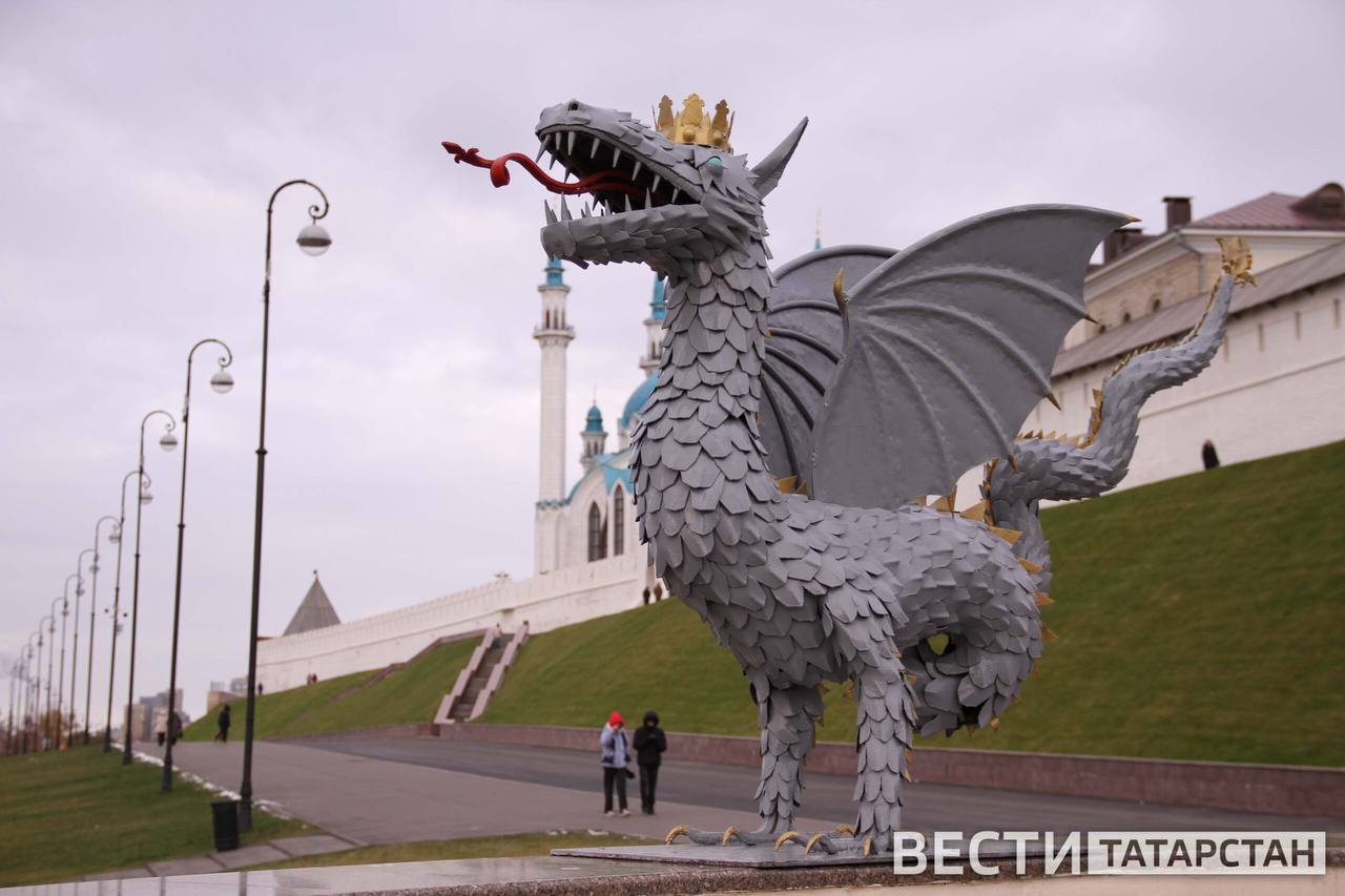 Татарстан в числе популярных направлений для отдыха по России Количество путешественников по России за первые пять месяцев 2025 года увеличилось на 22% по сравнению с аналогичным периодом прошлого года, согласно данным платформы «Геокурсор» от VK Predict. Татарстан стал одним из популярных направлений для отдыха, заняв 4% от общего туристического потока и попав в десятку регионов с наибольшим количеством посетителей наряду с Москвой, Санкт-Петербургом и Краснодарским краем, передает «Реальное время». Республика также демонстрирует заметную динамику роста туристического потока — +26%. Средняя продолжительность поездок составляет чуть больше двух дней. Наиболее длительные поездки фиксируются в Камчатском крае, Мурманской и Калининградской областях по 4 суток , а также в Иркутской и Архангельской областях, Дагестане, Бурятии и Краснодарском крае по 3 суток . Госкомитет республики по туризму ожидает, что летом Татарстан примет 4,5—4,6 миллионов гостей, что почти на 30% больше, чем в прошлом году. В Казани для туристов доступны услуги 235 гостиниц и около 3 тысяч ресторанов. Наиболее активно в регион приезжают жители Москвы, Санкт-Петербурга, Сочи и близлежащих республик. Подписаться Сообщить новость