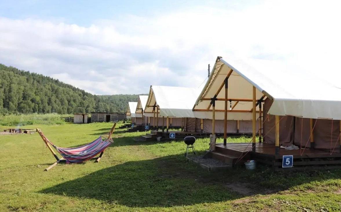 Башкирия вновь вошла в топ 15 национального туристического рейтинга Башкирия заняла 15 е место в XI Национальном туристическом рейтинге регионов России составленном по итогам 2025 года журналом Отдых в России совместно с Центром информационных коммуникаций Рейтинг Всего в золотую группу лидеров рейтинга вошли 30 субъектов страны Годом ранее республика была на 13 й строчке рейтинга а по итогам 2023 года занимала 14 ю позицию При этом итоговый балл Башкирии вырос с 100 8 по итогам 2024 года до 100 9 по итогам 2025 го а по итогам 2023 года республика набрала 88 1 балла Первое место рейтинга занимает Москва на второй строчке Московская область тройку лидеров замыкает Краснодарский край Топ 3 рейтинга за год не изменился В первую десятку также вошли Санкт Петербург Крым Нижегородская область Приморский и Алтайский края Татарстан и Новосибирская область В золотой группе рейтинга оказались шесть из 14 регионов Приволжского федерального округа Нижегородская область Татарстан Самарская область Башкирия Пермский край и Саратовская область РБК Уфа в Telegram РБК Уфа в MAX