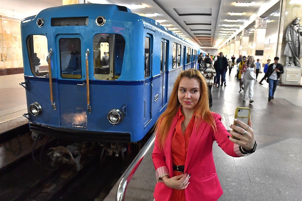 В День города в Москве состоится парад поездов По Кольцевой линии пройдет уникальный парад поездов разных эпох от исторического ретропоезда Сокольники до новейшего состава Москва 2024 только что вышедшего на линию Всего в праздничном движении примут участие восемь составов различных поколений и каждый из них будет доступен для проезда Кольцевая линия 13 14 сентября 09 00 20 00 Вход свободный регистрация не требуется Подписаться на Это Москва