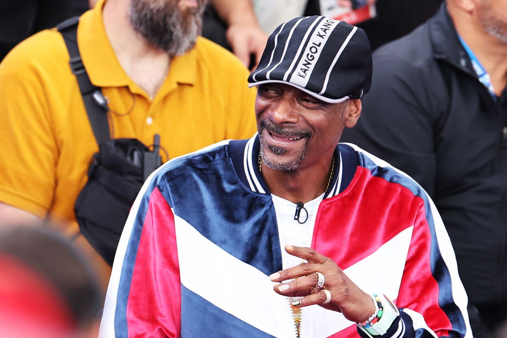 Cнуп Догг стал почетным тренером сборной США на Олимпиаде Американский рэпер и актер Снуп Догг назначен почетным тренером сборной США на Олимпиаде 2026 года Об этом сообщается на сайте Национального олимпийского комитета США Это волонтерская должность призванная поддерживать и вдохновлять американских спортсменов вне соревнований Настоящие звезды это спортсмены сборной США а я здесь просто для того чтобы подбодрить поддержать и возможно поделиться немного мудростью со стороны сказал Снуп Догг На Играх в Париже Снуп Догг стал одним из главных действующих лиц нес олимпийский факел участвовал в церемонии закрытия проведении соревнований по брейк дансу и других мероприятиях В Париже рэпер также был корреспондентом NBC на Игры 2026 он снова поедет в этом качестве Getty Images Подписаться на РБК Спорт