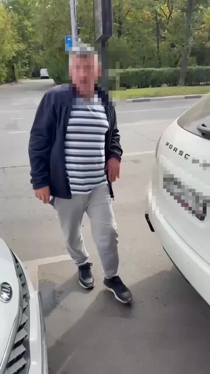 Агрессивный таксист угрожает женщине с ребенком из-за парковки в Мытищах