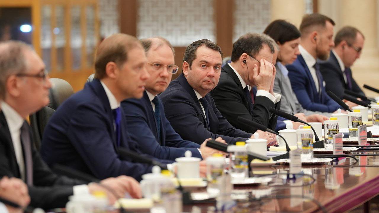 Вести Мурман Андрей Чибис представил инвестиционный потенциал Мурманской области на Межправительственной Российско Китайской комиссии За последние пять лет торговый оборот региона с Китаем увеличился более чем в семь раз отметил глава региона основными направлениями экспорта стали никель и изделия из него рыба и морепродукты железорудный концентрат импорта техника оборудование и металлы Кроме того треть всего иностранного турпотока в Мурманскую область составляют гости из Китая В прошлом году регион посетили 26 тысяч китайских туристов Мурманская область флагман развития Российской Арктики а Мурманск арктическая столица это отметил Президент России Владимир Владимирович Путин У нас действует преференциальный режим Арктической зоны РФ это набор налоговых льгот для подробнее на канале Вести Мурман