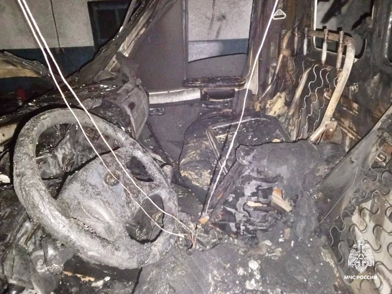 #ПожарныеСутки26    Огнеборцы МЧС Ставрополья молниеносно прибыли на вызов   Вчера вечером в поселке Зетеречном на улице Мелиораторов загорелся гараж. Пожарных вызвали соседи.   Получив сигнал о происшествии, огнеборцы МЧС Ставрополья уже через две минуты прибыли на место. Они быстро оценили обстановку и ликвидировали возгорание на 30 квадратных метрах. • К сожалению, пострадал один человек. • На тушение привлекались 6 специалистов и 2 единицы техники.   Как выяснилось, мужчина работал в гараже с болгаркой. Искры от инструмента попали на рядом стоящие сиденья автомобиля, и начался пожар. Вместо того чтобы вызвать экстренные службы, молодой человек попытался самостоятельно справиться с огнем, но ничего не вышло.   На данный момент пострадавший находится в городской больнице, его жизни и здоровью ничего не угрожает.  МЧС России по Ставропольскому краю рекомендует:  соблюдать технику пожарной безопасности;  хранить в гараже первичные средства пожаротушения;  в случае пожара звонить по номерам «101» или «112».    МЧС Ставрополья   Подпишись    ВК     ОК     Рутуб  #МЧС26 #МЧССтаврополь