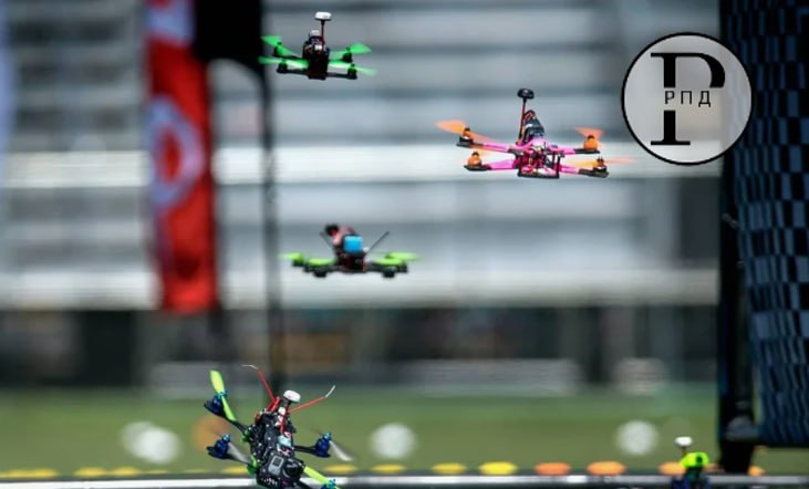 С 2026 года будет проводиться Всероссийский чемпионат пилотирования дронов для детей от семи лет «Пилоты будущего» Это будет сделано в рамках одного из поручений утверждённого президентом по итогам заседания наблюдательного совета «Движения Первых». Минспорта и Федерация гонок дронов должны представить предложения о снижении минимального возраста участников с десяти до семи лет, а также обеспечить возможность присвоения спортивных званий и разрядов по виду спорта «гонки дронов».