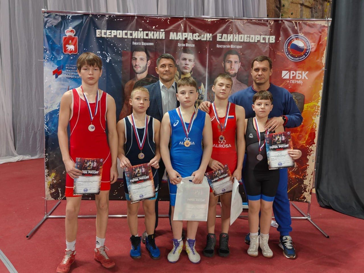 Кировские борцы привезли семь медалей с международных соревнований по греко римской борьбе Кубок Победы в рамках марафона единоборств Герои России За звание лучших соревновались юноши до 16 лет из УФО Приволжья ЛНР ДНР Казахстана Армении Киргизии и Кыргызстана Наш регион представили воспитанники спортивной школы олимпийского резерва Юность и СШОР 8 Ребята завоевали семь медалей Золото у Михаила Костина Льва Злобина и Макара Рязанова серебро у Артемия Евсеева и Никиты Лаптева бронза у Александра Кассина и Льва Данилова Тренируют спортсменов Николай Пестов Сергей Доспехов и Александр Морозов Подписывайтесь на канал Кировской области в MAX