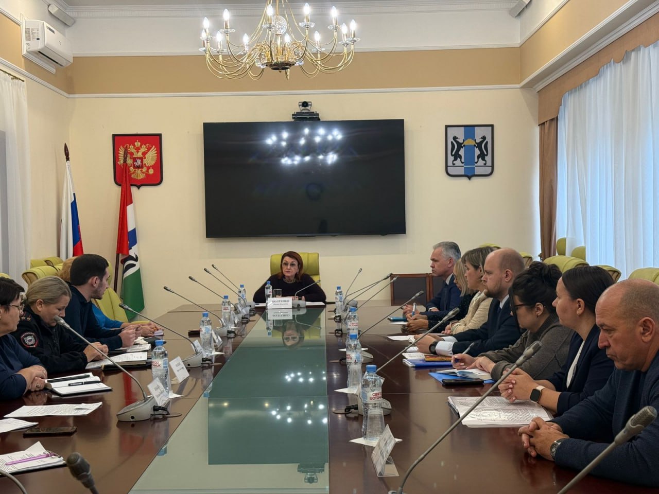 На контроле Уполномоченного по правам ребенка в Новосибирской области находится ситуация о нарушении прав и законных интересов несовершеннолетнего   По моей инициативе в целях защиты прав и законных интересов несовершеннолетнего в срочном порядке провели межведомственное совещание с участием региональных министерств здравоохранения образования труда и социального развития департамента по социальной политике мэрии города Новосибирска администрации Новосибирского района Новосибирской области прокуратуры Следственного управления СК РФ по НСО ГУ МВД России по Новосибирской области   В ходе совещания детально разобрали все нарушения Рекомендовали органам системы профилактики провести тщательный анализ работы с семьей   В настоящее время несовершеннолетнему какая либо опасность не угрожает   Мать ребёнка задержана сотрудниками СУ СК РФ по Новосибирской области проводится предварительное следствие Держу ситуацию на личном контроле   Уполномоченный по правам ребёнка в НСО Надежда Болтенко