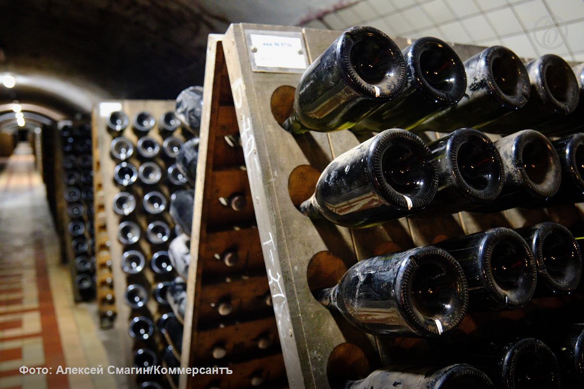 Роспатент отказал винодельческой компании AzAbrau структуре ГК Абрау Дюрсо в Азербайджане в регистрации в РФ товарного знака Shirvan Свое решение служба аргументировала тем что Ширван известный винодельческий регион Азербайджана и регистрация заявленного обозначения будет вводить потребителей в заблуждение AzAbrau аргументируя свою позицию настаивала что российские потребители не могут воспринимать Ширван как место производства алкогольных напитков поскольку он получил это название не так давно и больше известен добычей нефти и газа а также ремесленными изделиями Однако юристы считают что компании даже через суд едва ли удастся добиться монополии на бренд Ъузнал