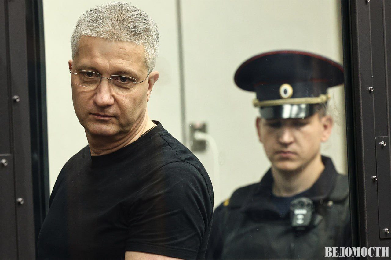 Пресненский райсуд Москвы частично удовлетворил иск Генпрокуратуры об изъятии у бывшего замминистра обороны Тимура Иванова в доход государства имущества на 1 2 млрд рублей передает корреспондент Ведомостей В ходе заседания Иванов заявил о непонимании сути иска Генпрокуратуры об изъятии имущества Он назвал иск очень объемным и сказал что он в том числе касается имущества других лиц Иванова приговорили к 13 5 года лишения свободы и штрафу в 100 млн рублей летом 2025 года Экс замминистра признали виновным в особо крупной растрате при закупке паромов для Керченской переправы на сумму свыше 216 млн рублей и в легализации около 4 млрд рублей выведенных из банка Интеркоммерц Telegram Max