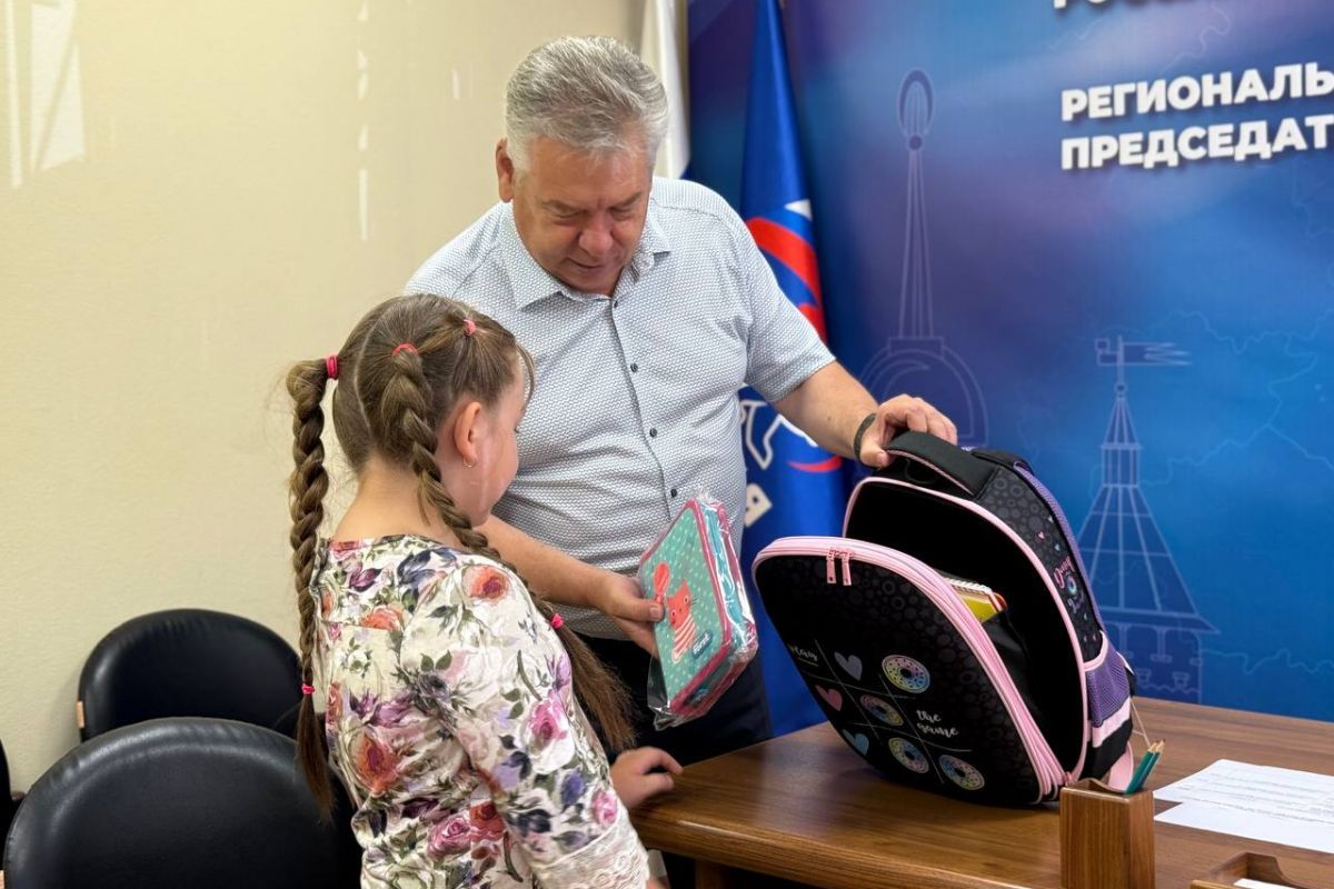 Николай Воробьев: Акция "Собери ребенка в школу" стала доброй традицией Сенатор РФ, секретарь регионального отделения партии «Единая Россия» Николай Воробьев провел традиционный прием граждан. Он встретился с семьями участников спецоперации и в рамках ежегодной благотворительной акции «Собери ребенка в школу» передал ребятам школьные рюкзаки. ↗ Прислать новость Подписаться