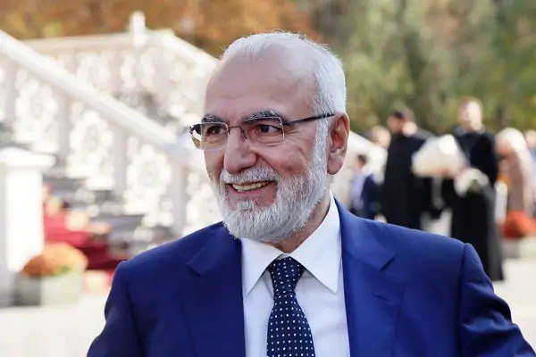 Миллиардеру Саввиди присвоят звание Почётного гражданина Ростовской области Правительство Ростовской области выступило с инициативой присвоить Ивану Саввиди звание Почётного гражданина Ростовской области Её уже поддержали депутаты Заксобрания на заседании комитета по экономической политике Возможно уже на ближайшей сессии парламентарии примут решение удостоить бизнесмена почётного звания Если бизнесмен будет его удостоен то помимо признания он получит знак на ленте диплом и фрачный значок Почётный гражданин Ростовской области а также разовое денежное вознаграждение 172 414 рублей и ежемесячную выплату 13 653 рубля Напомним в 2024 году Иван Саввиди стал Почётным гражданином Ростова Ему полагалась премия в десять МРОТ и право на путёвку в санаторий Теперь бизнесмен вправе не платить за ЖКХ и проезд в общественном транспорте получать бесплатные лекарства и может быть бесплатно погребён после смерти ростов ростовскаяобласть Подпишись на donnewsru