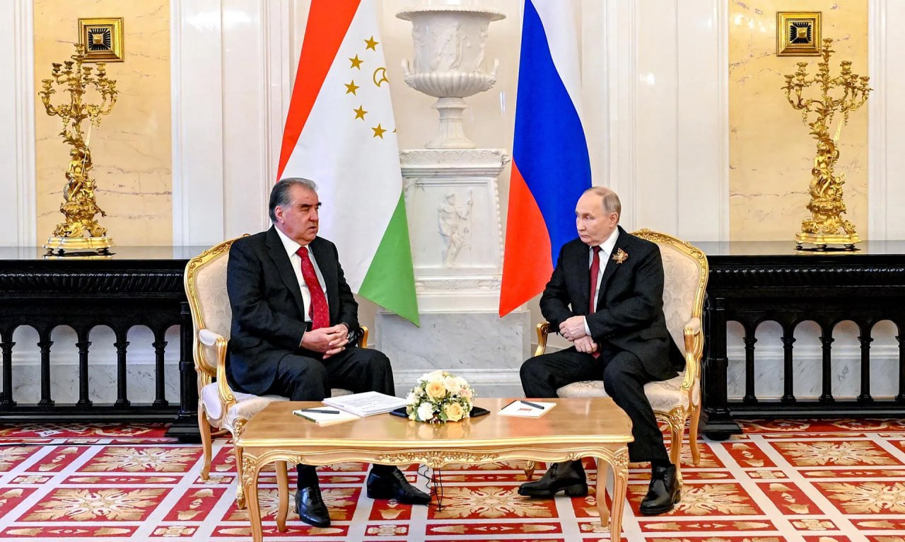 Эмомали Рахмон и Владимир Путин поговорили по телефону Президент Республики Таджикистан Эмомали Рахмон и Президент Российской Федерации Владимир Путин провели телефонный разговор в ходе которого обсудили ключевые вопросы развития двустороннего сотрудничества Об этом сообщила пресс служба главы Таджикистана Собеседники уделили внимание актуальным аспектам международной повестки дня а также обменялись мнениями по вопросам взаимодействия в рамках многосторонних структур Кроме того президенты рассмотрели график предстоящих встреч включая визит Владимира Путина в Таджикистан запланированный на 9 октября В Душанбе подчеркнули что регулярные контакты на высшем уровне служат важным фактором укрепления стратегического партнёрства между Таджикистаном и Россией