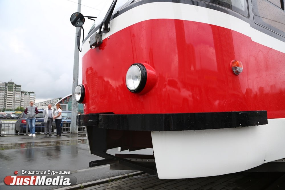 В Академическом районе Екатеринбурга планируется открыть второй маршрут трамвая Как рассказал вице мэр Рустам Галямов власти работают над этим Сейчас обсуждается трассировка маршрута Сроки реализации проекта чиновник не назвал Запрос на изменение маршрутов большой Мы это видим и подобную работу точно надо делать Убирать маршруты где например автобусы и трамваи дублируют друг друга Нужно оптимизировать систему добавил Рустам Галямов Он же рассказал что трамвай из Екатеринбурга до Березовского пока что не планируется При этом вице мэр не исключил что подобный проект может появиться в будущем justmediaru