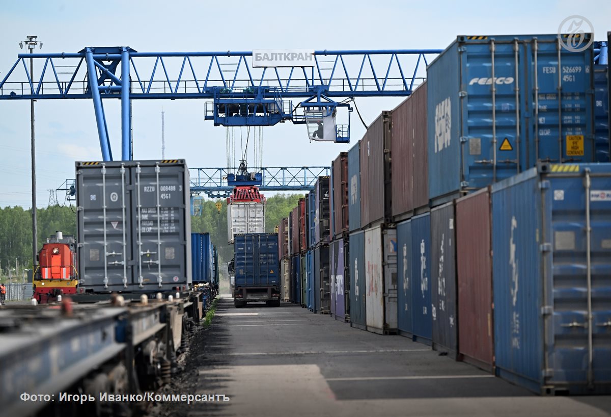 В 2025 году грузооборот на сети ОАО РЖД сократился на 1 8 сообщил Ъ источник близкий к компании Несмотря на падение погрузки компания показала увеличение доходов EBITDA и прибыли от продаж за этот период В то же время чистый долг ОАО РЖД для снижения которого рассматривается в том числе продажа части активов увеличился в 2025 году на 20 В 2026 году перед компанией стоит задача увеличить перевозки грузов но при нынешней экономической конъюнктуре это будет непросто отмечают аналитики Ъузнал