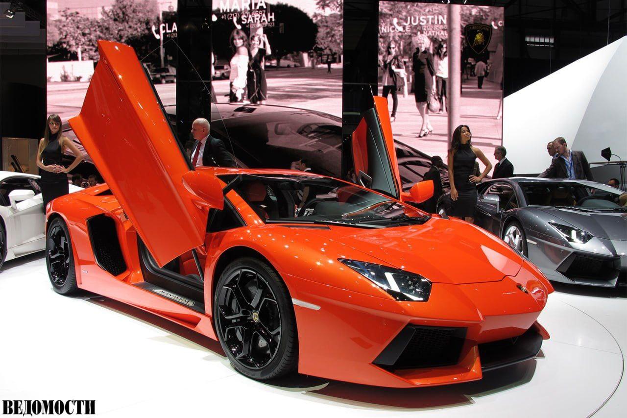 Lamborghini продала рекордное количество автомобилей в 2025 году 10 747 передает Reuters Лидерами по поставкам стали страны Европы Ближнего Востока и Африки куда было направлено 4650 автомобилей Далее идут Америка 3347 машин и Азиатско Тихоокеанский регион 2750 По словам гендиректора Lamborghini Стефана Винкельманна этот рекорд подтвердил способность компании выделиться несмотря на сложную ситуацию в мире Telegram Max