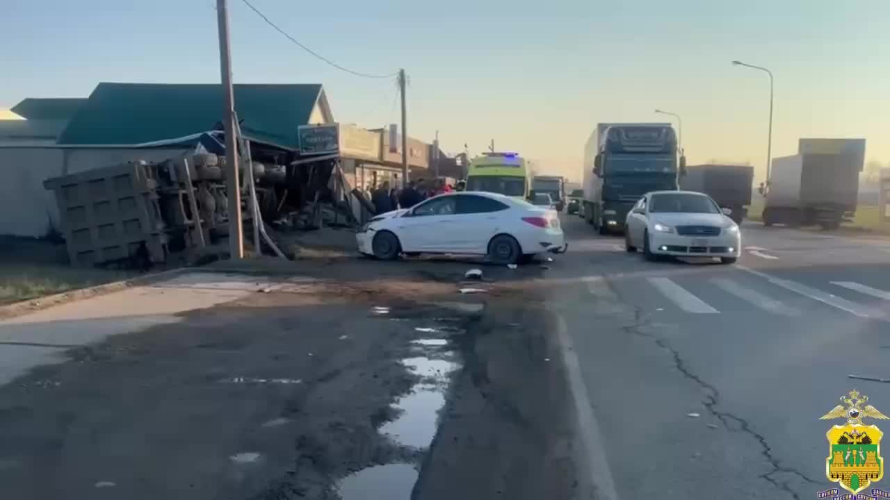 Грузовик столкнулся с закрытой чайханой в станице Старокорсунской