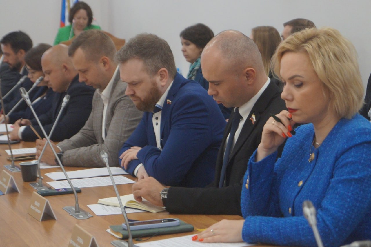 В интересах граждан В Архангельске прошла 18-я сессия городской Думы 28-го созыва. Депутаты рассмотрели изменения в бюджет, заслушали отчёт о деятельности АГД, информацию об отопительном периоде прошедшем и подготовке к грядущему. Всего в повестке дня было 10 вопросов, расскажем о самых важных. Подробности — в материале