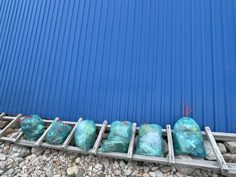 Эколог Гульбара Оморова показала горы мусора в районе научной станции Адыгене «Мы собрали много мусора вокруг нашей научной станции. Но, к сожалению, еще не успеваем очистить все», — написала она в соцсетях. На снимках — консервные банки, пластиковые упаковки, бутылки, пакеты и остатки костров. Все это, по словам исследовательницы, оставлено людьми, которые приходят на природу, а потом «пакетами» оставляют за собой мусор. «Нам нужно менять отношение к горам и природе в целом. Мусор, оставленный вами, лежит не только вокруг станции и озер — он попадает и на ледники, загрязняя воду и разрушая хрупкую экосистему», — написала эколог. Она призывает всех, кто путешествует в горы, не оставлять после себя отходы.
