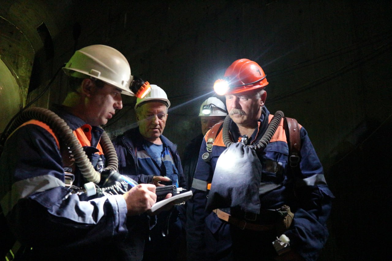 Екатеринбург начинает большую подземную стройку десятилетия Глава города Алексей Орлов сообщил что к проектированию второй ветки метро подключились специалисты московского метростроения Эксперты уже несколько раз приезжали в город для подготовительной работы но работа не афишируется Сейчас идут изыскания и готовится техэкономическое обоснование Полное проектирование займет около 1 5 лет Новая ветка станет прорывом и спасением для транспортной системы Екатеринбурга где сейчас работает всего одна линия подземки а доступ в отдаленные районы затруднен Опыт Москвы которая ежегодно строит десятки километров путей поможет реализовать этот масштабный проект Присылайте фото видео и новости OSTagilCity bot