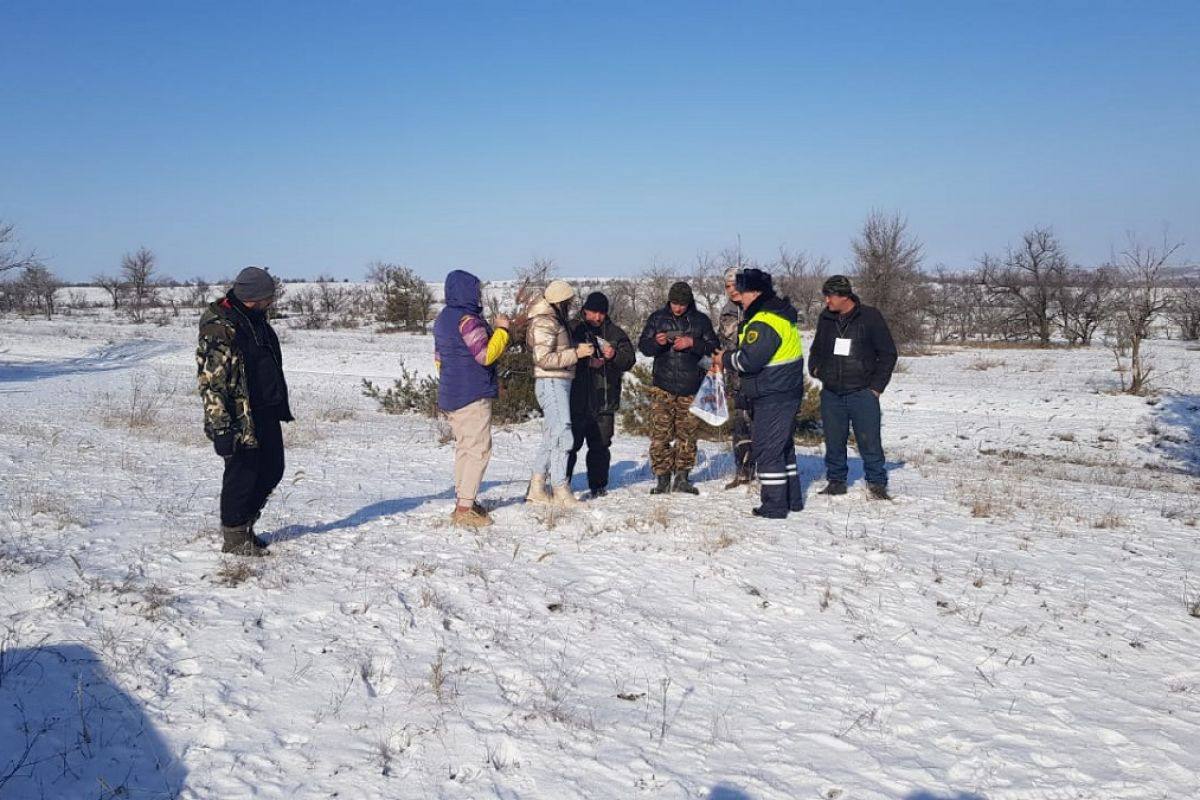 Партийцы принимают участие в зимнем учете диких животных  В Волгоградской области партийцы принимают участие в зимнем учете охотничьих  видов животных. Так, единороссы в рамках партпроекта «Чистая страна» совместно с членами Экосовета при Волгоградской областной Думе и профильными специалистами побывали в Липовском охотничьем угодье, расположенном в Ольховском районе. Учету методом шумового прогона там подлежат такие виды зверей, как лиса, лось, косуля сибирская, кабан, и другие.  Заместитель секретаря регионального отделения партии «Единая Россия», региональный координатор партийного проекта «Чистая страна», председатель комитета Волгоградской областной думы по экологии, природопользованию  и охране окружающей среды, председатель Экосовета при облдуме Ирина Соловьева напомнила, что в соответствии со Стратегией развития охотничьего хозяйства в России до 2030 года приоритетной задачей является работа по сохранению природного потенциала, развитие отрасли охотничьего хозяйства при соблюдении баланса экономических и природоохранных интересов. Как подчеркнула парламентарий, совместная работа исполнительной власти и общественников способствует повышению эффективности контроля за объектами лесного хозяйства и животного мира.  Волгоградская область – один их первых  регионов России, который обозначил необходимость участия общественности в мониторинге охотничьих ресурсов. В итоге в федеральном законодательстве закрепили норму, согласно которой учет численности животных наряду с охотпользователями ведут профильные органы исполнительной власти регионов с привлечением общественности. Полученные сведения учитываются при расчете квот добычи охотресурсов в закрепленных и общедоступных охотничьих угодьях.  По информации комитета природных ресурсов, лесного хозяйства и экологии Волгоградской области, на сегодняшний день в регионе расположены 124 охотничьих угодья общей площадью свыше 9,6 миллиона гектаров, из которых 30 являются общедоступными, 94 предназначены для закрепления за охотпользователями. Помимо того, в регионе действуют семь государственных охотничьих заказников регионального значения и один государственный зоологический заказник регионального значения, занимающих территорию в более чем 255 тысяч гектаров.