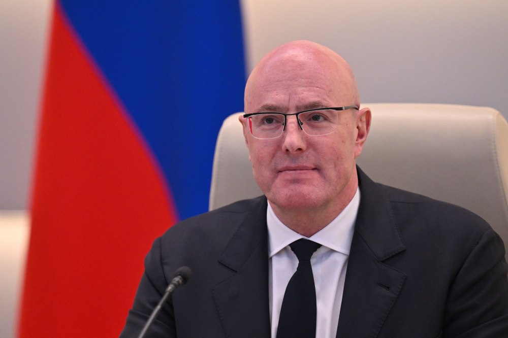 Для пилотного проекта по фиджитал спорту Минпросвещения России определены 59 школ в 16 субъектах Заместитель Председателя Правительства России Дмитрий Чернышенко провел совещание по развитию фиджитал спорта в общеобразовательных организациях В нем приняли участие Министр просвещения РФ Сергей Кравцов Министр спорта РФ председатель Олимпийского комитета России Михаил Дегтярев президент Всероссийской федерации фиджитал спорта Никита Нагорный представители регионов России