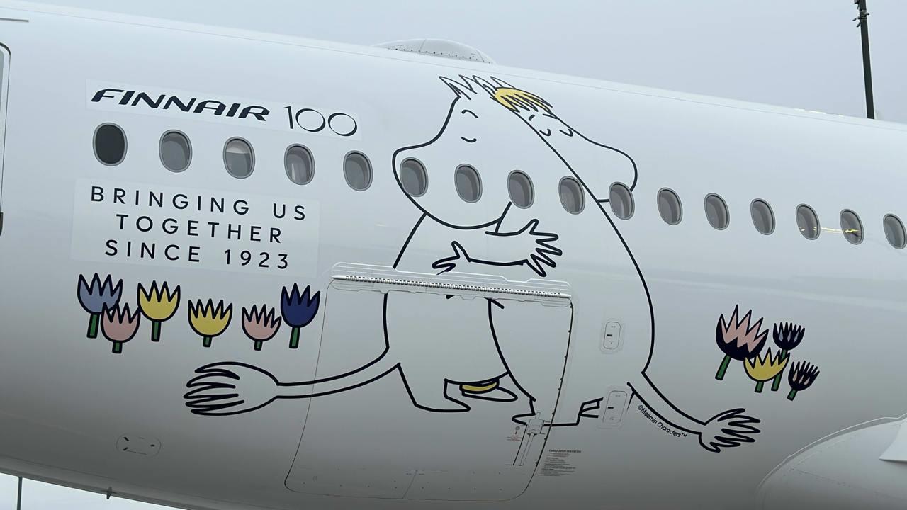 В Финляндии начали открыто обсуждать возможную продажу Finnair Финская пресса заговорила о возможной будущей продаже Finnair. Национальный перевозчик Финляндии оказался в тяжёлой ситуации: из-за закрытого российского воздушного пространства он потерял основу своей стратегии – транзитный маршрут в Азию, а обновление стареющего авиапарка требует денег, которых у компании нет. Эксперты отмечают: бизнес-модель Finnair была построена на предложении быстрого сообщения между Европой и Азией через Россию, но теперь это преимущество утеряно. Дальнемагистральные самолёты простаивают, а возраст узкофюзеляжного флота составляет 20 и старше лет. У Finnair отсутствуют ресурсы для расширения или обновления флота. Если не будет найдено решений — его сокращение неминуемо. При этом долги авиакомпании в четыре раза превышают её стоимость. Убытки от недавней забастовки персонала оцениваются более чем в 40 млн евро. Поскольку открытие воздушного пространства России для европейских авиакомпаний в обозримом будущем не предвидится, Finnair придется начать значительно сокращаться. Хотя формально открытого обсуждения продажи компании пока нет — это политически чувствительный вопрос, — государству, владеющему контрольным пакетом, придётся выбирать между масштабной финансовой поддержкой или снижением доли. Правительство Финляндии, при желании, может влить в перевозчика дополнительные средства, однако в условиях роста оборонных расходов такие инвестиции выглядят маловероятными. Тем временем, в ближайшую пятницу Finnair в очередной раз отменит 110 рейсов из-за забастовки в аэропорту Хельсинки и что, по ее оценкам затронет около 8000 пассажиров. AviaNews