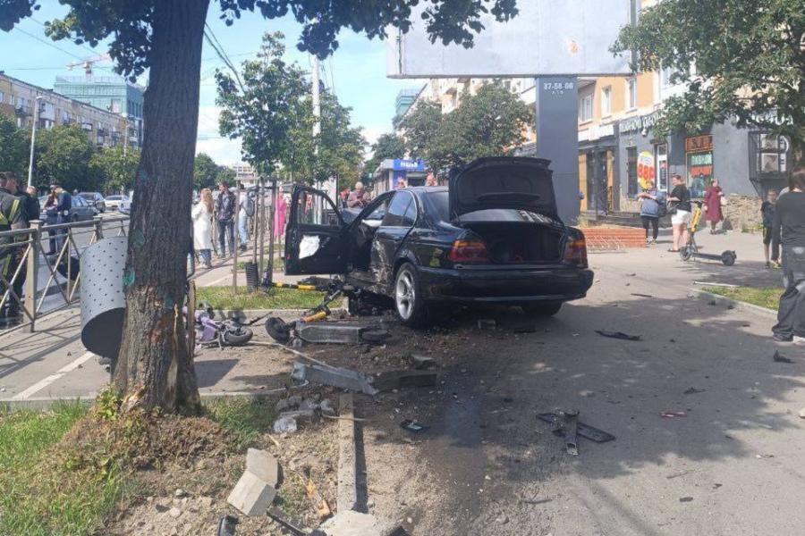 В результате ДТП на Ленинском проспекте автомобиль вылетел на тротуар Авария произошла возле ресторана «Атлантика» в 14:41. Отмечается, что водитель легкового автомобиля при совершении поворота налево столкнулся с машиной, которая ехала во встречном направлении. В результате второе транспортное средство после столкновения пробило ограждение и выехало на тротуар. В ДТП, по данным Госавтоинспекции, пострадали два человека. Фото: ГУ МЧС России по Калининградской области