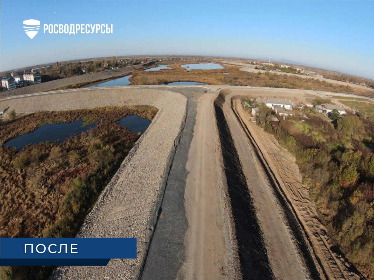 Досрочное завершение строительства дамбы на реке Амур позволит защитить от наводнений жителей четырех сёл в Еврейской АО В Ленинском районе Еврейской автономной области досрочно завершено строительство комплекса берегоукрепительных гидротехнических сооружений на реке Амур. Новые дамбы защитят от наводнений около 950 жителей четырех сёл: Квашнино, Кукелево, Новое и Дежнёво. Комплекс ГТС построен в рамках госпрограммы РФ «Воспроизводство и использование природных ресурсов». Росводресурсы направили на реализацию проекта 572,9 млн рублей. «То, что ГТС в Еврейской автономной области жизненно необходимы, впервые показал масштабный паводок 2013 года. Следующие сезоны это только подтвердили. Например, ущерб ЕАО от паводка 2019 года составил более 1,2 млрд рублей. В 2021 году именно Ленинский район ЕАО подвергся наибольшему воздействию наводнений. Разрушалось дорожное покрытие, в зону затопления попадали частные домовладения и земли сельскохозяйственного назначения. Берегоукрепление позволит избежать этих проблем в будущем», – отметила замруководителя Росводресурсов Наталия Сологуб. Подробнее здесь.