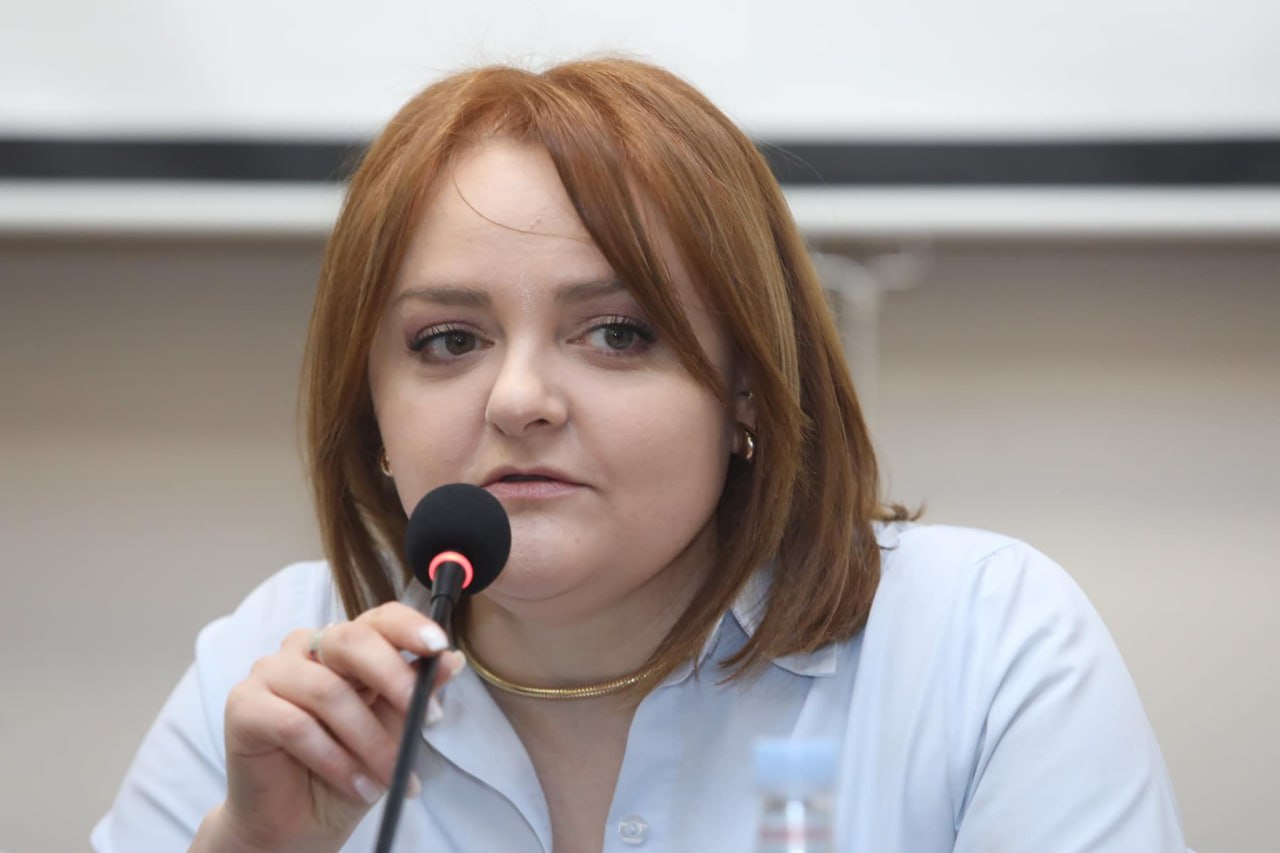Миграна Махсудяна вызвали в отделение, Айка Шахназаряна задержали – власти пытаются нейтрализовать силы сопротивления: Лидия Манташян Сторонница движения «Священная борьба» Лидия Манташян в беседе с Alpha News сообщила, что были задержаны 40 его участников. «Задержания начались около трех часов назад. В отделение вызвали полковника запаса Миграна Махсудяна, а владельца коньячного завода «Шахназарян» Айка Шахназаряна задержали прямо на дороге. В домах некоторых лиц также проводятся обыски. Мы связываем происходящее с визитом Пашиняна в Турцию. Вероятно, либо готовится невыгодное для Армении решение, либо будет подписан документ или сделано заявление – и сейчас пытаются нейтрализовать все возможные силы сопротивления. Это делается для ослабления позиций», - заявила Манташян Ранее на странице движения «Священная борьба» в Facebook было написано, что правоохранительные органы проводят широкомасштабные незаконные аресты сторонников движения. Верховный орган АРФ Дашнакцутюн Армении также недавно сообщил, что в отношении ответственных товарищей региональных структур АРФД были проведены незаконные аресты и обыски. Министерство внутренних дел сообщило, что в полицию поступили оперативные данные о подготовке действий, направленных на нарушение общественного порядка. «Полиция МВД осуществляет усиленное дежурство, в рамках которого проводятся профилактические и разъяснительные мероприятия. Мы призываем соблюдать общественный порядок. Любое противоправное проявление встретит жесткий отпор», - сказано в сообщении. • Дзен • Сайт • TikTok • Facebook • Instagram • YouTube • X/twitter
