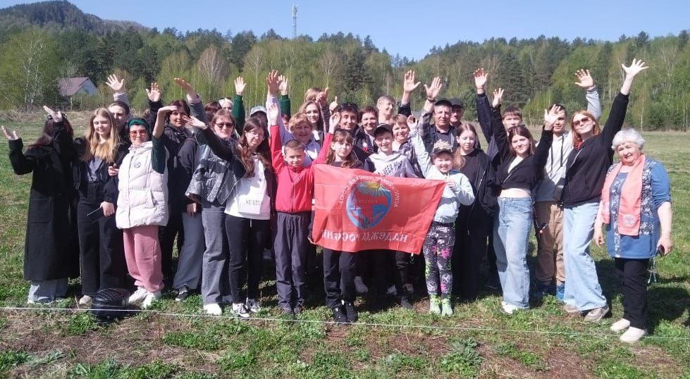 Коммунисты Хабарского и Змеиногорского районов совместно с ВЖС «Надежда России» организовали серию мероприятий в преддверии Международного Дня защиты детей. Первый секретарь Змеиногорского райкома КПРФ, активистка ВЖС «Надежда России» Татьяна Яковлева на выходных организовала для школьников экскурсию к реке Катунь. Ребята и их родители с интересом изучили одну из величайших алтайских рек. 28 мая Хабарский райком КПРФ и ВЖС «Надежда России» провели в библиотеке села Новоильинка мероприятие для детей, посвященное 100-летию «Пионерской Правды». Организатором мероприятия выступила член райкома КПРФ, член Совета АКО ВЖС «Надежда России» Лидия Коростелева. В канун Международного дня защиты детей пионерам из местной школы рассказали об истории создания и развития одного из главных детских изданий Советского Союза – «Пионерской Правде». Ребята узнали, что такое детская журналистика, кто и о чем писал в газету, какое значение газета имела в работе пионерских организаций. После небольшой лекции школьники смогли сами ознакомиться с выпусками «Пионерской Правды».