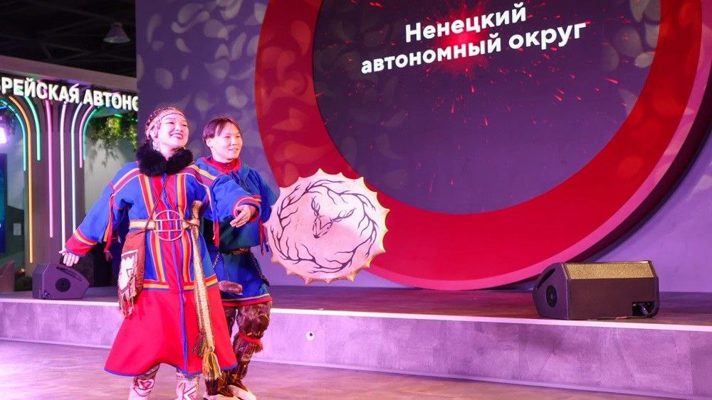 Сегодня в Национальном центре Россия стартовала тематическая Неделя Ненецкого автономного округа В рамках выставки Регион 2030 Платформа Будущего пройдет презентация нашего округа Посетители смогут сходить на деловые образовательные культурные и гастрономические мероприятия которые помогут глубже окунуться в атмосферу самобытности Ненецкого округа Одним из ключевых событий станет открытый диалог с губернатором НАО Ириной Гехт Ирина Альфредовна поделится своими планами по развитию региона Также запланировано выступление этноколлектива Хаерако сей который представит традиционные танцы и песни передающие дух и культуру коренных народов Севера Гостям будет предложен мастер класс от шеф повара ресторана Фрегат в Пустозерске Татьяны Бобрецовой где вы сможете узнать секреты приготовления блюд из местных продуктов Если вы находитесь в Москве обязательно посетите Национальный центр Россия Участники выставки получат возможность выиграть поездку в Шойну посëлок славящийся своей уникальной природой и северными сияниями Фото Пресс служба Национального центра Россия Депутат Кисляков ЕдинаяРоссия НАО НЦРоссия