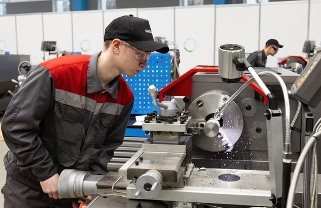 Пензенцы примут участие во всероссийском чемпионате Профессионалы Финал чемпионата по профессиональному мастерству Профессионалы стартует 29 ноября в Санкт Петербурге Событие объединит более пяти тысяч участников из России и дружественных стран которые будут соревноваться по 27 основным и 3 юниорским компетенциям Чемпионат является частью федерального проекта Профессионалитет нацпроекта Молодежь и дети и нацелен на раскрытие потенциала молодежи обеспечение кадрового суверенитета страны и укрепление технологического лидерства России Команда Пензенской области будет представлена в финальных соревнованиях по компетенциям Монтаж и обслуживание промышленных роботов Туризм и Преподавание в начальных классах Соревнуются студенты средних профессиональных образовательных организаций в основной категории и школьники старше 14 лет в категории юниоры Также в числе участников молодые специалисты из профильных индустрий и представители других стран Основная тема деловой программы Всероссийское чемпионатное движение экосистема лидеров профессионального мастерства Для молодых людей подготовлена обширная культурная программа и профориентационная деятельность Итоги чемпионата будут подведены 4 декабря пензенскаяобласть образование penzregru