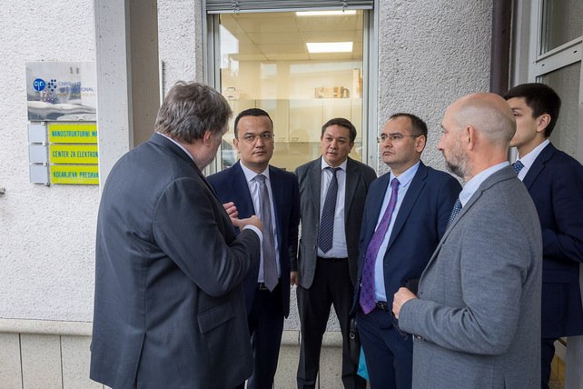 Узбекистан представил словенским инвесторам проекты в горнорудной отрасли 17 ноября 2025 года министр инвестиций промышленности и торговли Узбекистана Лазиз Кудратов принял участие в круглом столе с представителями словенского сектора геологии и минеральных ресурсов в Любляне   English O zbek tilida Ўзбек тилида На русском iOS Android