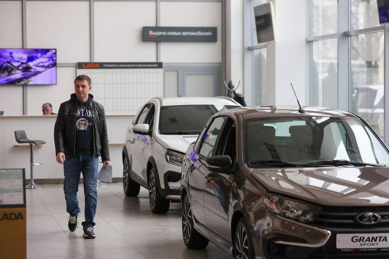 Летом автомобили в России подорожают ещё на 15%, ожидают аналитики «Альфа-лизинг». Некоторые компании уже начали поднимать цены. У дилеров закончатся автомобили, закупленные по старым ценам до повышения утильсбора осенью 2024 года. А на новые машины спецпредложений и скидок уже не будет. Вслед за иномарками подорожают и отечественные авто — на 7-10%. Повлиять на рынок и цены могло бы возвращение ушедших зарубежных марок, но АвтоВАЗ категорически против этого.