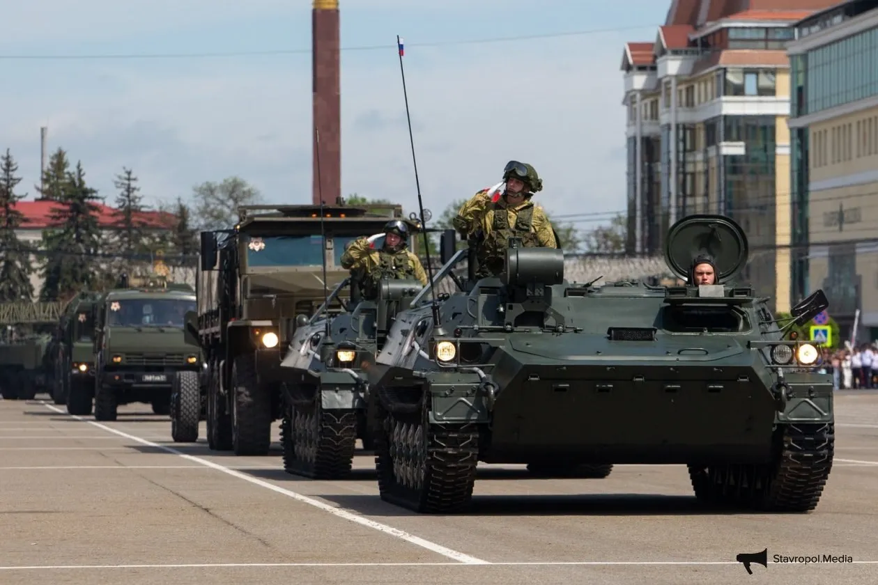 Парад 0 на 9 Мая в Ставрополе пройдёт без военной техники Как написал губернатор Владимир Владимиров это решение продиктовано текущей обстановкой При этом сам парад состоится с участием военнослужащих представителей силовых ведомств казачества добавил глава региона После парада на площадь вынесут большую копию Знамени Победы Программа празднования Дня Победы ЗДЕСЬ МАКС ПОДПИШИСЬ 18 Прислать новость