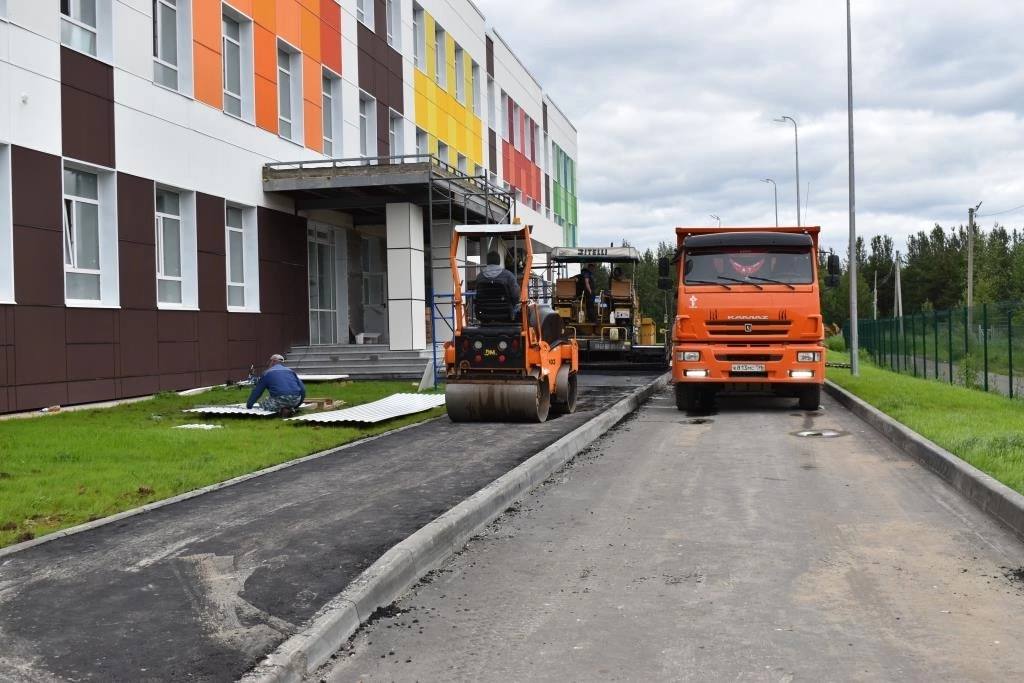 Строительство новой школы в Ижме близится к завершению В новой школе будут созданы комфортные условия для учебной и внеурочной деятельности: I этаж: столовая, пять классов, кабинет биологии, кабинеты труда, медкабинеты, II этаж: девять классов, кабинеты иностранного языка, физики, спортивный и актовый зал со сценой, библиотека, III этаж: десять классов, кабинеты химии, информатики, рисования, иностранных языков. Территория школы будет благоустроена и озеленена. Предусмотрено обустройство беговой дорожки, баскетбольных и волейбольных площадок, гимнастических площадок.