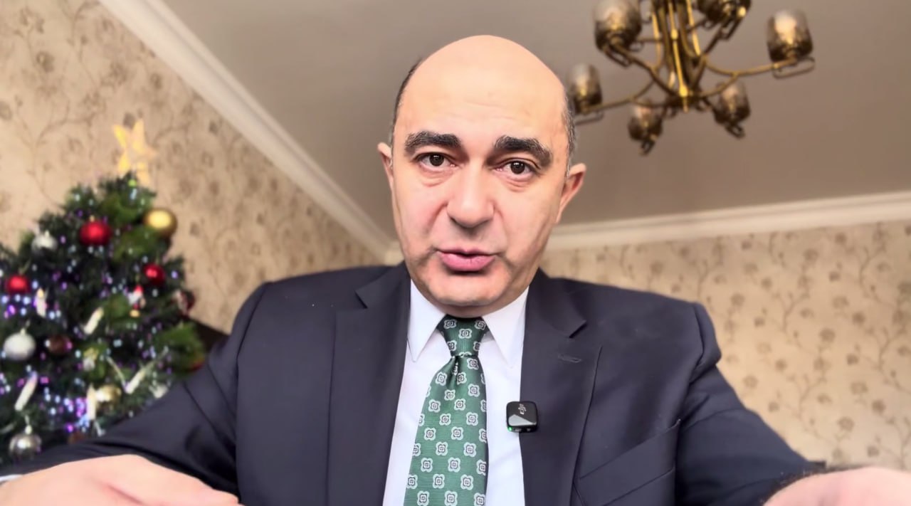 Пашинян впервые на посту премьера подписал документ нарушающий Конституцию РА и вмешался в дела Церкви пользуясь служебными полномочиями Марукян Оппозиция должна отложить все разногласия и сформировать единый блок для участия в выборах заявил в видеообращении экс посол Армении по особым поручениям Пашинян накануне выступил не как простой верующий а как премьер министр поскольку подписание бумаги состоялось в его резиденции отметил Эдмон Марукян Он также не исключил что на подобные действия премьера могут подталкивать мятежные епископы которые хотят быстрее сместить католикоса  Марукян призвал бойкотировать шествие за обновление Церкви анонсированное Пашиняном завтра в день Рождества Христова Это мероприятие незаконно и чревато столкновениями между верующими SputnikARM